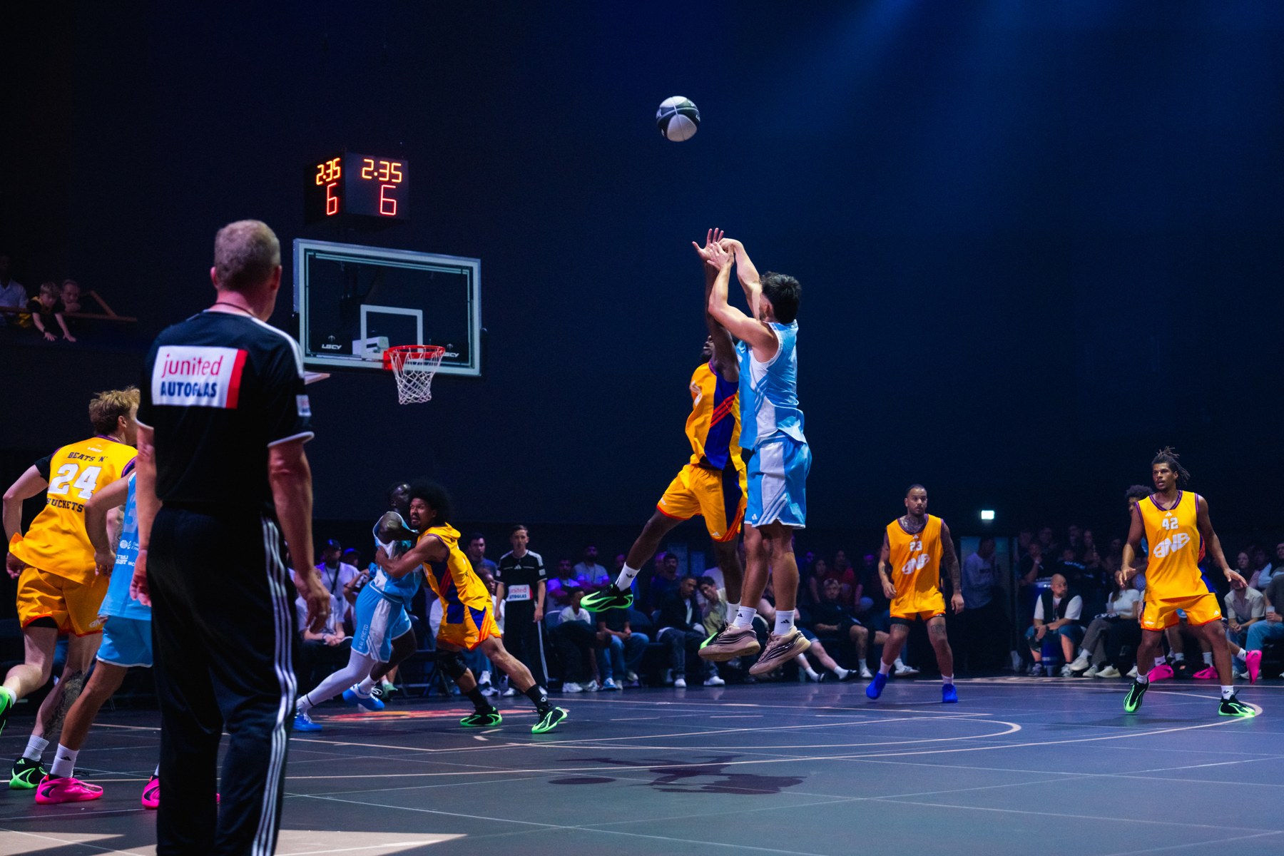 A contested jump shot on the LGCY court in Berlin